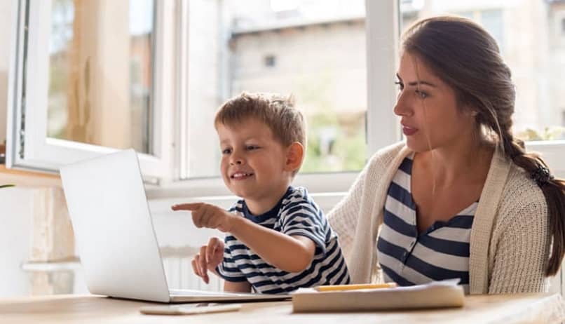 mãe e filho interectuan assistem a internet 