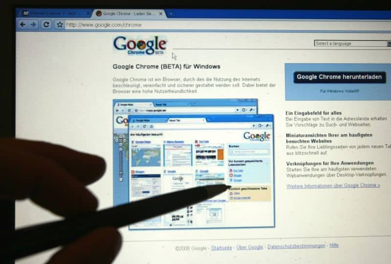 tela do pc com google chrome e mãos apontando com um lápis
