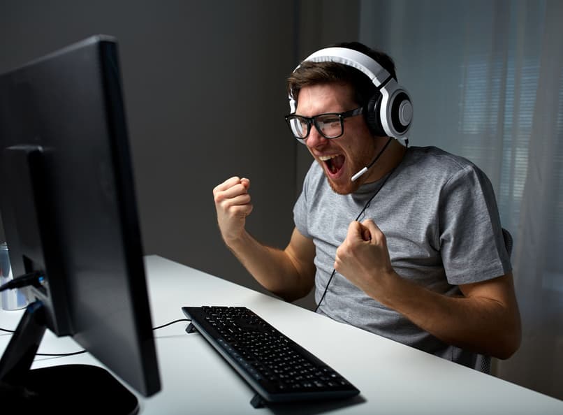 homem grita na frente do computador