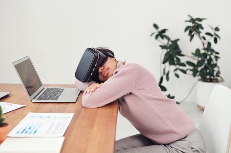 menina dormindo enquanto usava óculos de realidade virtual