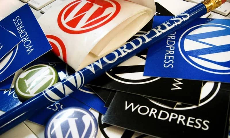 vários artigos com logotipo wordpress
