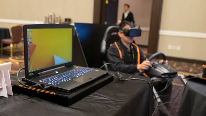 Realidade virtual em laptop pessoa sentada de óculos