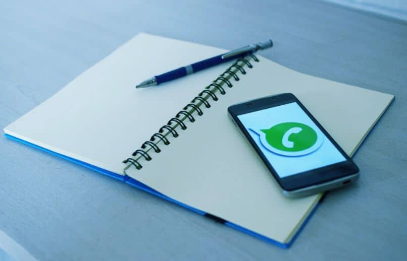 smartphone com whatsapp e notebook