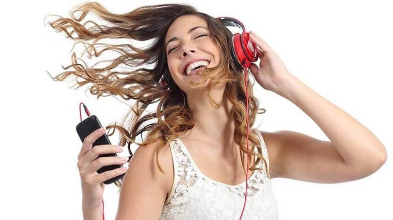 mulher com fones de ouvido vermelhos