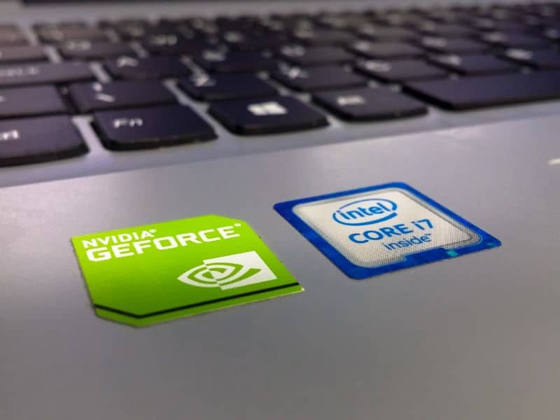 Laptop com logotipo Intel e Nvidia