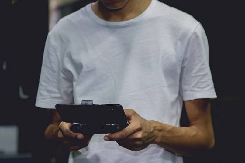 homem jogando videogame com um dispositivo