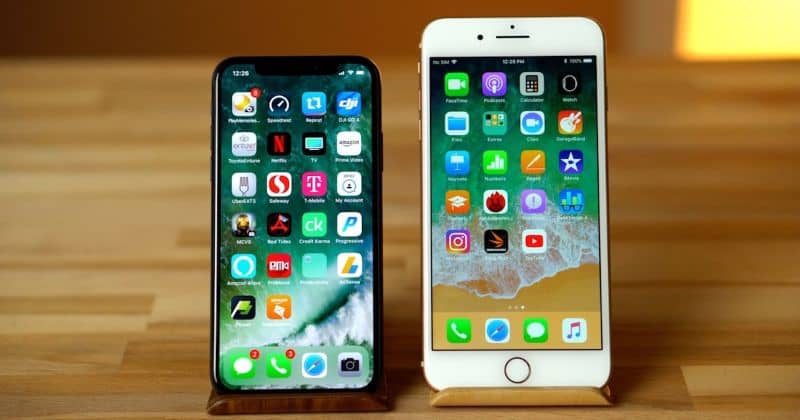 Dispositivos iPhone e Android em mesa de madeira