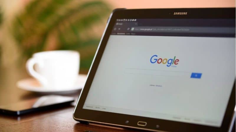 tablet na mesa com o google na tela