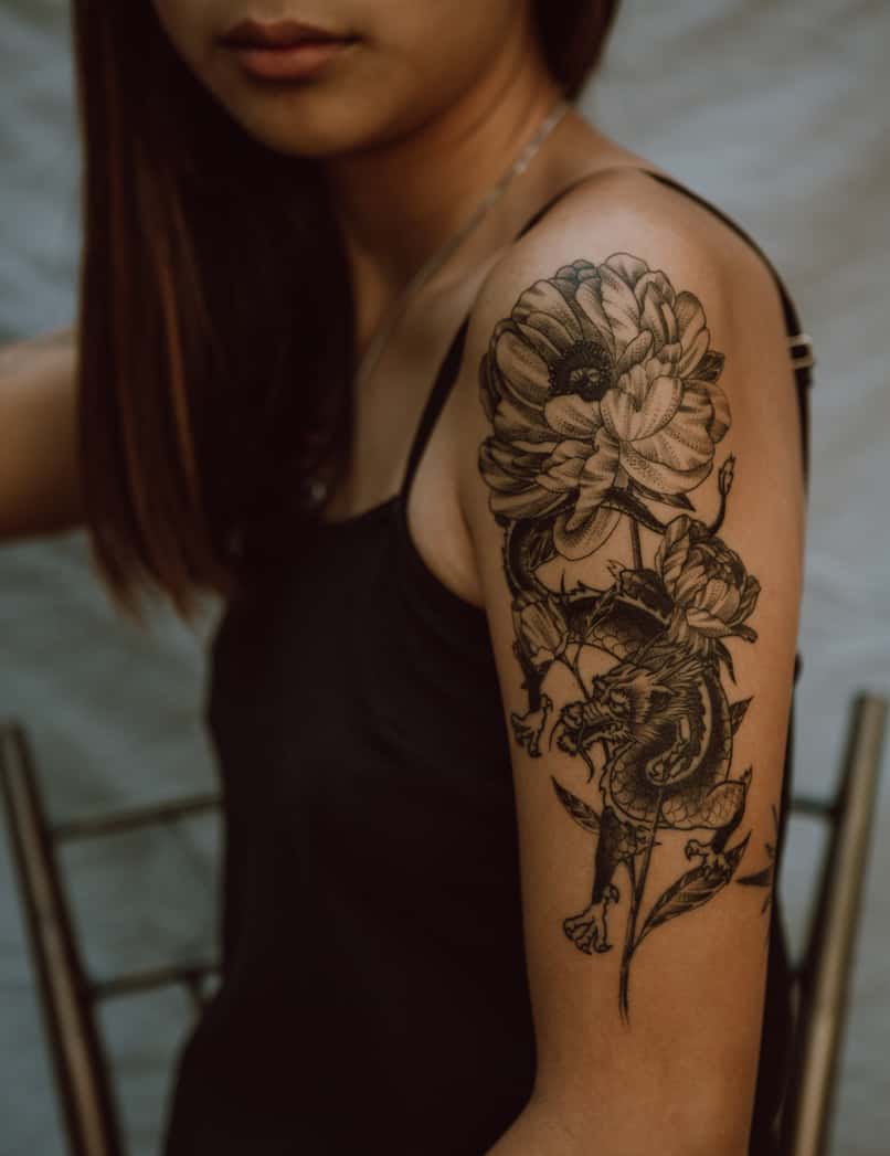 mulher usa aplicativo para desenhar tatuagens