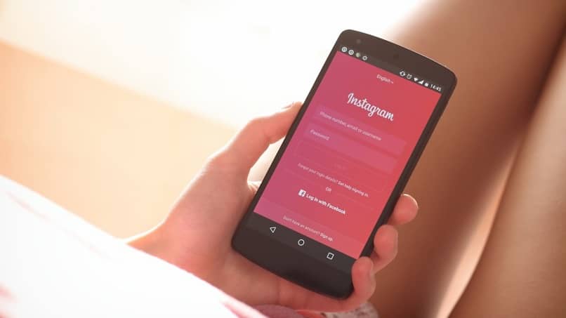 mulher acessando sua conta do Instagram para postar histórias