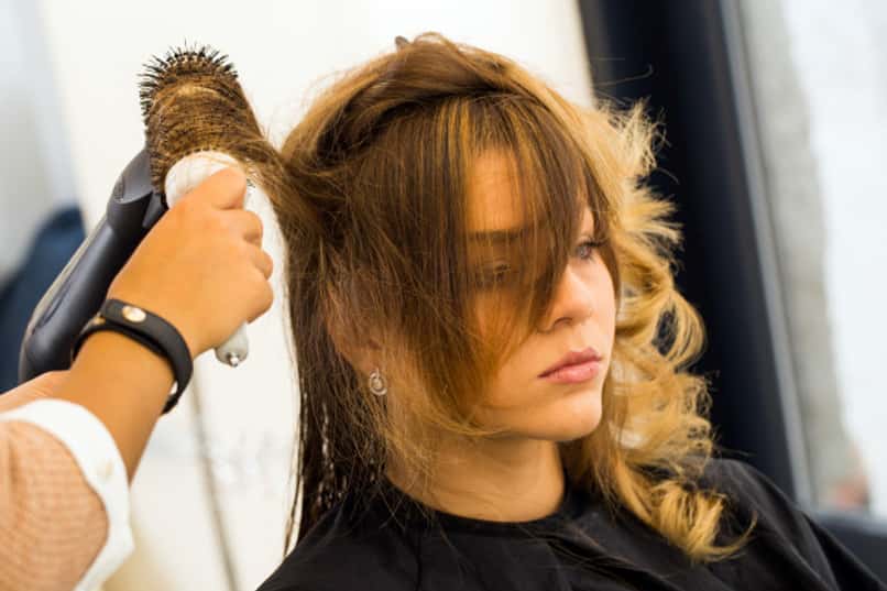 cabeleireiro secando cabelo