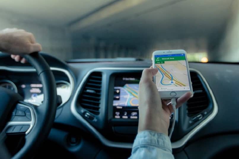 motorista e passageiro didi com o celular na mão, observando um mapa