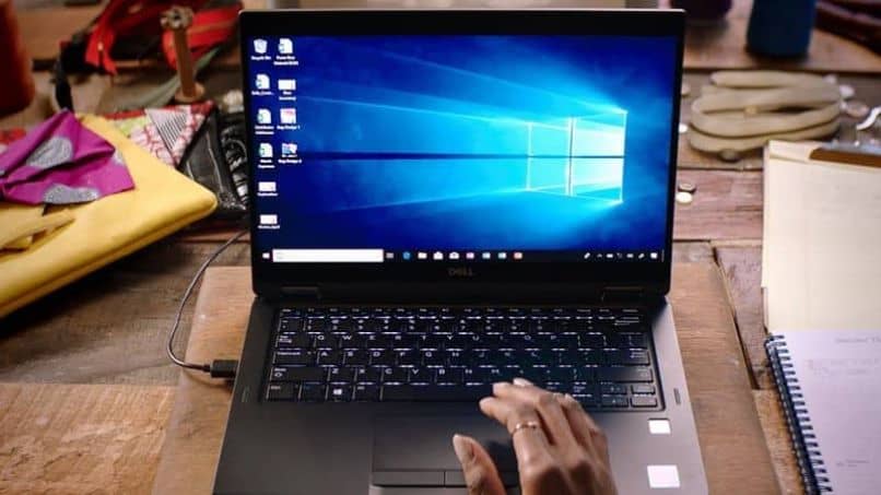 computador laptop windows 10 mesa mão pessoa