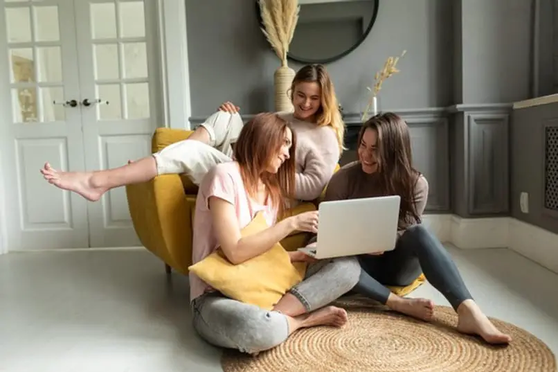 grupo de meninas usa um computador