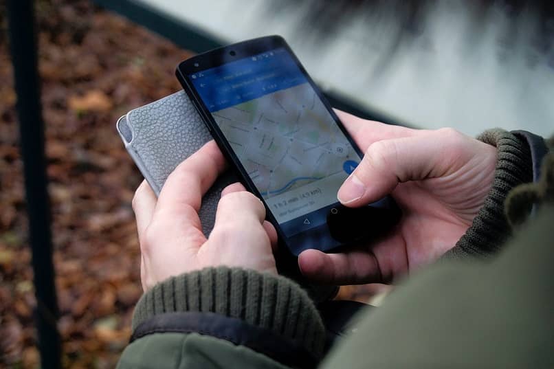 telefone celular com google maps
