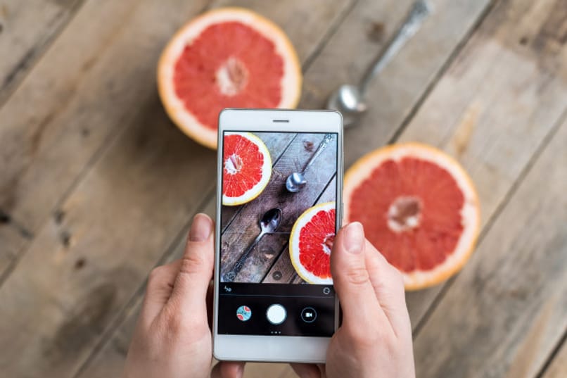 telefone fotografando frutas