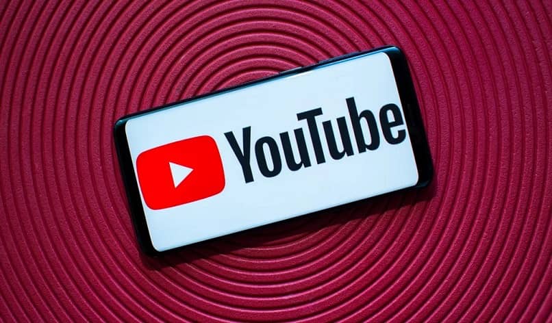 logotipo do youtube no celular colorido 