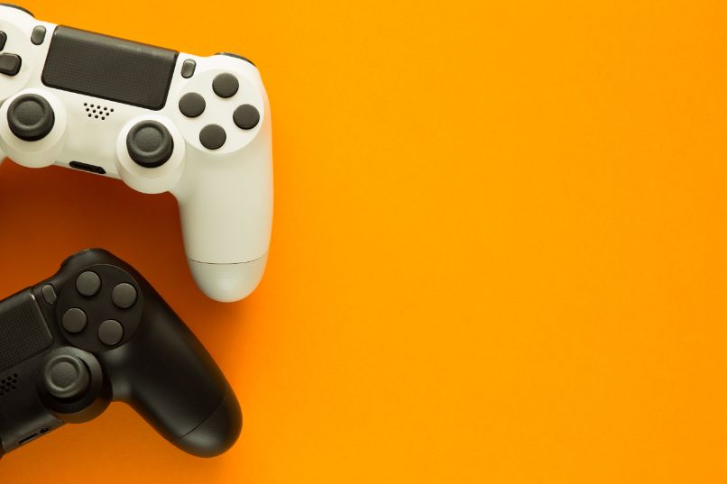 par de controles ps4 preto e branco