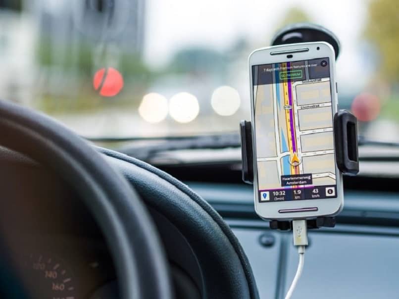 celular no carro com rotas em um mapa