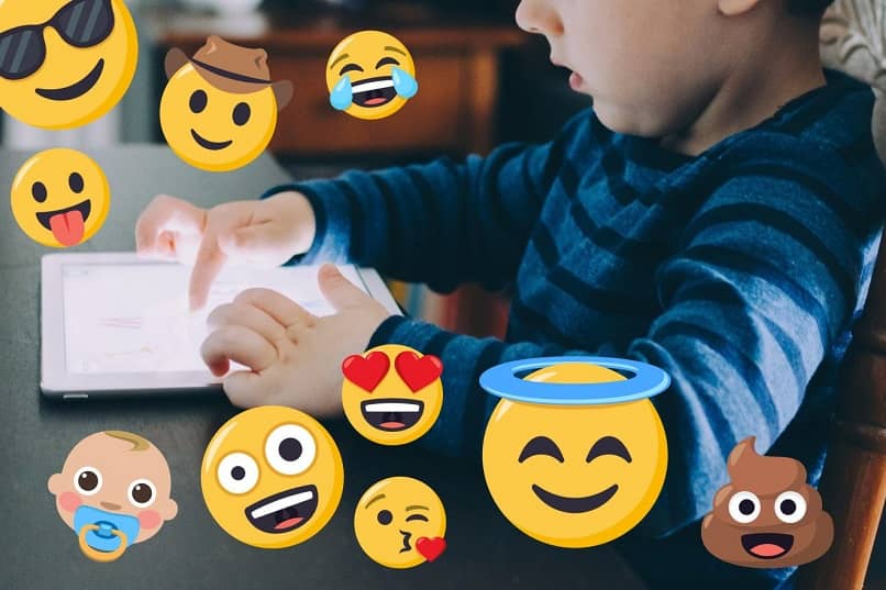 menino usando tablet e muitos emojis por aí