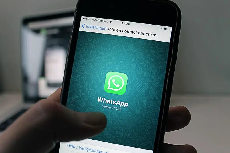 mostre o whatsapp aberto em um telefone celular