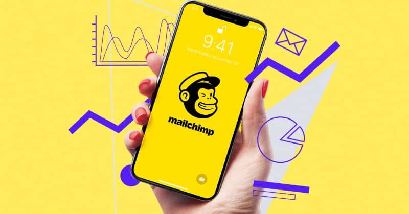 mão com smartphone e logotipo amarelo mailchimp e ícones e figuras diferentes