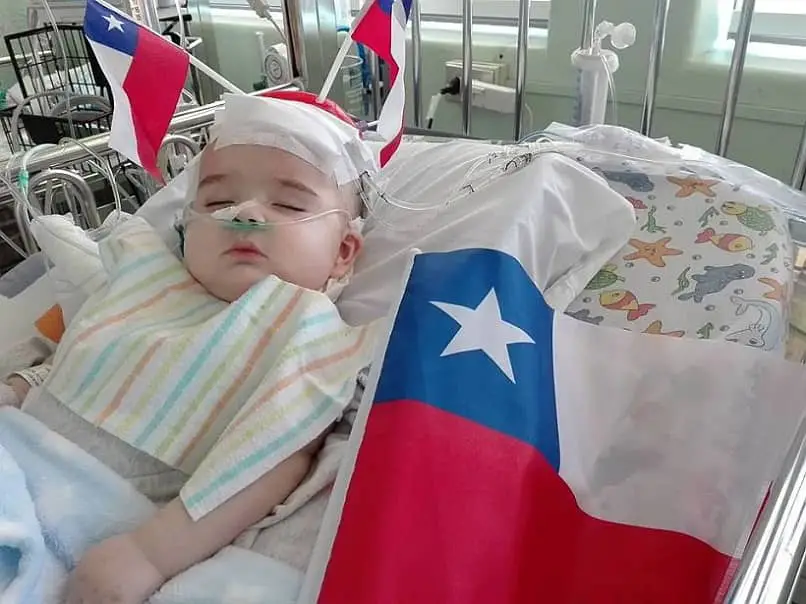 bebê recém-nascido com bandeiras chilenas