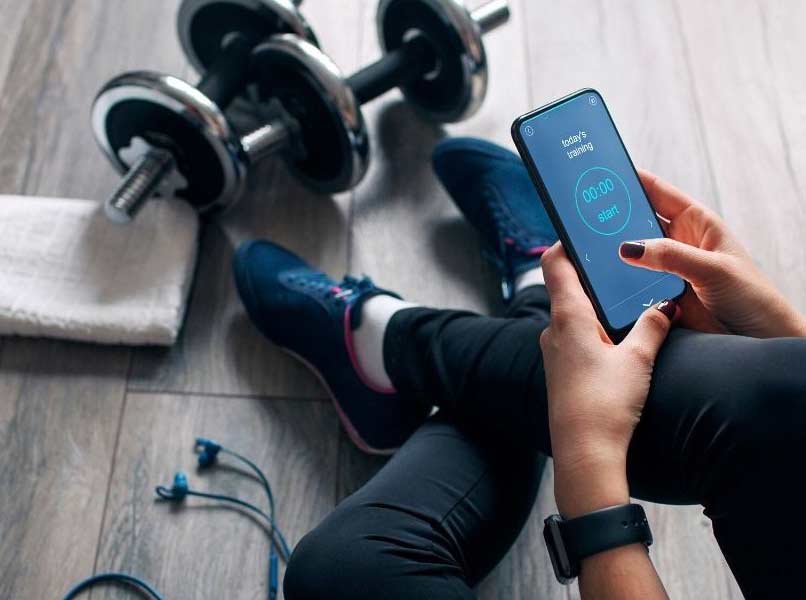 pessoa usando telefone celular com app de fitness