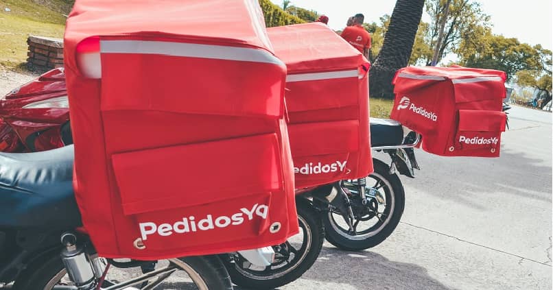 motocicletas que fazem entregas com sacolas etiquetadas com o logotipo dos pedidos já