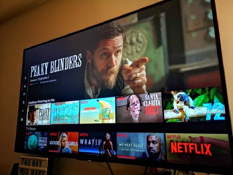 Smart TV com catálogo da Netflix na tela