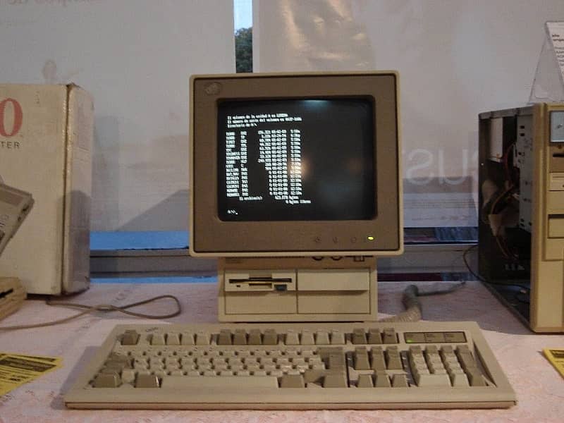 segunda geração de computador de aparência antiga