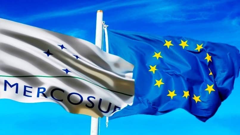 Bandeiras do Mercosul e da União Europeia
