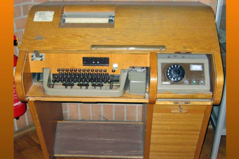 mesa de madeira velhas chaves de máquina de escrever parede tijolo