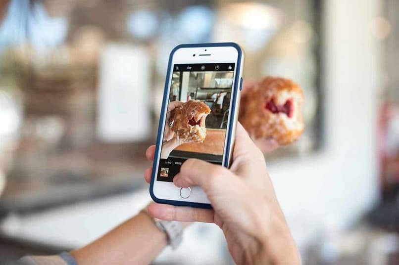jovem carregando uma foto de sua sobremesa para seu perfil do Instagram