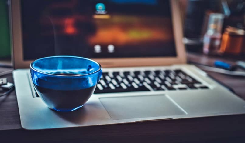 Café em um laptop