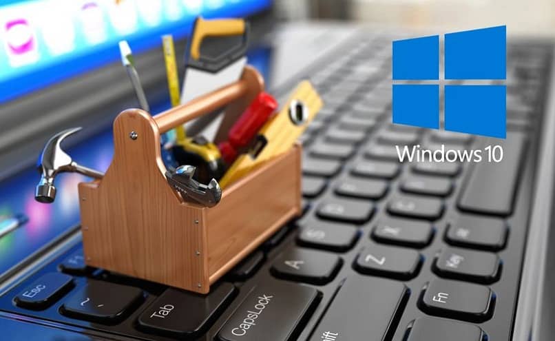 laptop com caixa de ferramentas e logotipo do windows 10