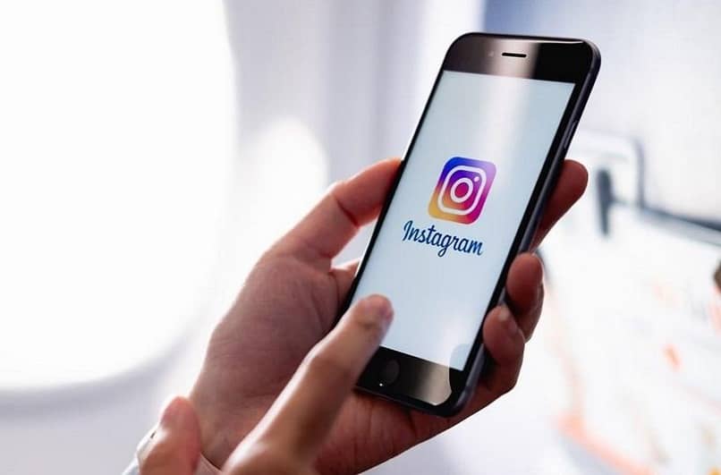 segurando o telefone com logotipo do instagram