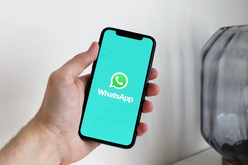 celular com papel de parede WhatsApp