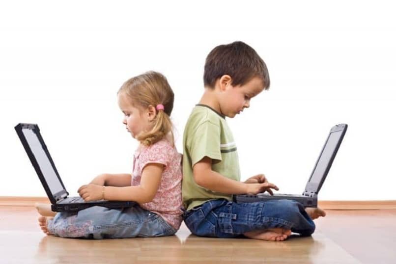 crianças usando o Chromebook com controle dos pais