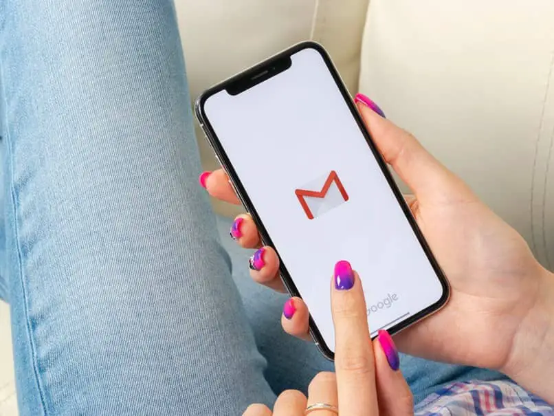 mulher usando o aplicativo móvel gmail