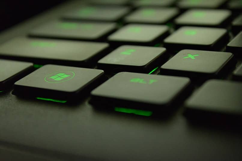 teclado preto com verde