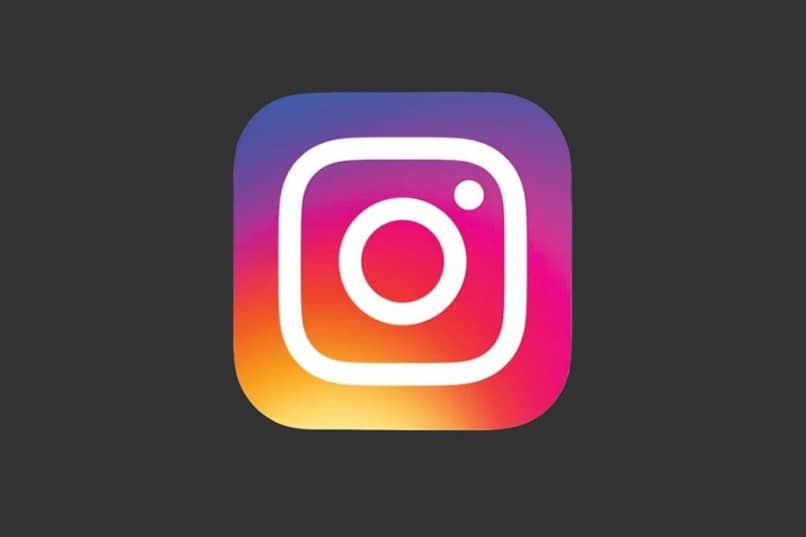 logotipo do instagram em fundo preto