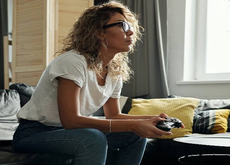 mulher jogando videogame