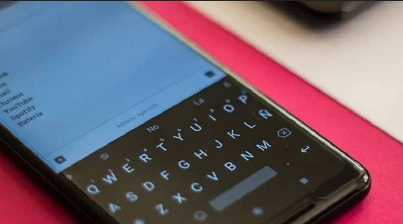 telefone android com teclado aberto