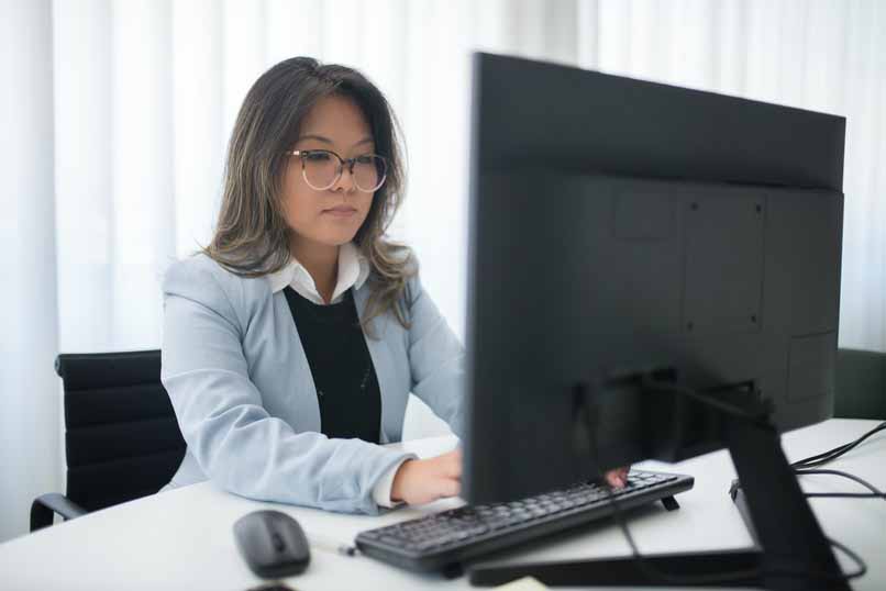 mulher usando computador