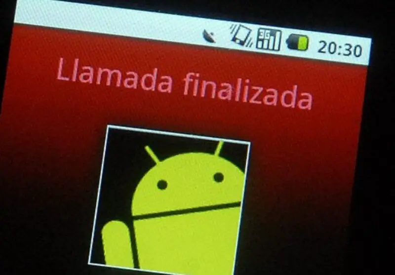 telefone com chamada encerrada na tela